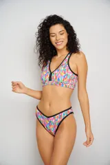 Bombacha vedetina de tiro alto con cintura en forma de V y estampado multicolor.
