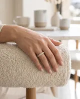 Anillo de plata 925 con baño de oro, engastado con una hilera continua de circonias cúbicas redondas.