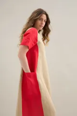 Vestido largo de lino con diseño bicolor en tonos lila y gris claro, escote redondo, mangas cortas y silueta relajada con bolsillos laterales.