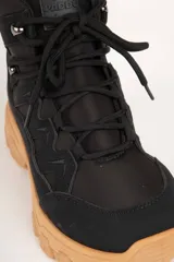 Botas tipo hiking color verde oliva, de gamuza y nylon, con suela con relieve y cordones a tono. Son acolchonadas por dentro, lo que proporciona comodidad y abrigo.