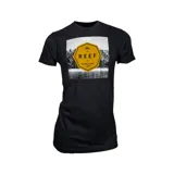 Remera de manga corta color negro con estampado central que combina una fotografía en blanco y negro de palmeras con un hexágono amarillo que contiene el logo de la marca Reef.
