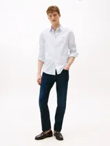 Camisa celeste de Tommy Hilfiger, de corte regular, confeccionada en popelín de algodón con Flex Technology y microestampado integral.
