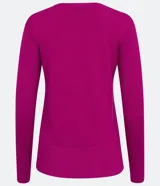 Suéter de punto color rosado, con cuello barco, mangas largas y puños con botones decorativos. El dobladillo también es acanalado.