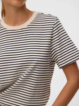 Remera de manga corta con hombros caídos y cuello redondo, de corte regular, confeccionada en algodón orgánico con diseño de rayas horizontales.