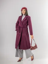 Tapado de paño sofisticado con solapas clásicas, cierre frontal de botones y bolsillos laterales. Presenta un diseño de corte recto y estructura elegante.