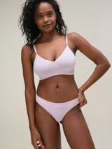 Top bralette seamless de microfibra, color blanco, con breteles finos ajustables y diseño sin relleno ni aros.