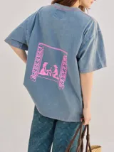 Remera oversize de corte cuadrado, color lila con efecto acid wash, cuello redondo y pequeño gráfico frontal en color rojo.