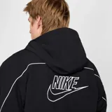 Campera Nike Club Athlete de hombre, de color negro con ribetes blancos en el pecho y las mangas, con capucha y cierre frontal completo.