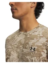 Remera Under Armour de manga corta con estampado camuflado digital en tonos beige y marrón, cuello redondo y el logotipo de la marca en el pecho.