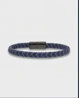 Pulsera de diseño trenzado que combina cuero sintético en tonos azul y negro, con cierre magnético de acero inoxidable.
