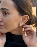 Caravanas en forma de cabeza de pantera, elaboradas en acero dorado con incrustaciones de zirconia blanca y ojos en color verde.