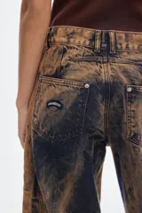 Jean de tiro medio con silueta barrel de pierna ancha que se estrecha hacia el tobillo, confeccionado en denim con lavado efecto desgastado.