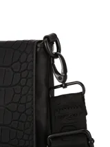 Bandolera Terrano modelo Astrid de color negro, con solapa de textura símil cocodrilo y base lisa. Cuenta con correa ancha regulable con inscripciones de la marca y herrajes metálicos oscuros.