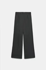 Pantalón de corte recto y tiro medio, confeccionado en tejido con viscosa. Presenta cintura con trabillas, cierre frontal con cremallera, botón interior y ganchos metálicos ocultos.