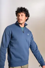 Buzo de cuello alto con cierre frontal parcial, manga larga y puños acanalados. Presenta el logo de la marca bordado en el pecho.