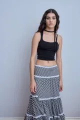 Top marrón de jersey con escote asimétrico y lazo para atar en el cuello.