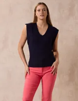 Buzo azul marino tejido en hilado fino, con escote en V y sin mangas.