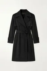 Trench de gamuza color beige, con solapas amplias, charreteras en los puños y cinturón de la misma tela.