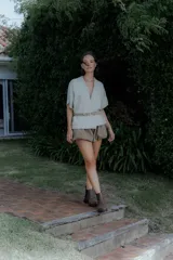 Short marrón estilo bomber con silueta relajada y cintura elastizada.