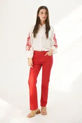 Pantalón rojo de corte slim fit y tiro alto.