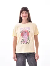 Remera negra de manga corta, corte recto, con estampado frontal que dice "LOVE MORE" con corazones estilizados.