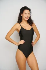 Malla entera negra de corte clásico con breteles ajustables y cavado alto en la cola.