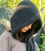 Bufanda con capucha tejida de lana color marrón.