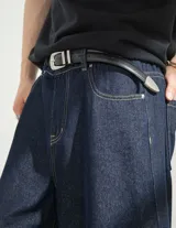 Bermuda baggy 3/4 de denim azul raw, con cintura semi-elástica en la parte trasera, cierre frontal con botón y bolsillos.