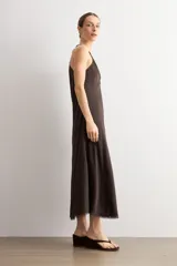 Vestido midi de satén marrón con escote en V ribeteado en encaje negro, tirantes finos y diseño fluido.