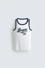 Camiseta sin mangas slim fit color blanco, con cuello redondo y sisas ribeteadas en azul marino. Estampado frontal con la palabra "League" y el número "'86" en azul marino.