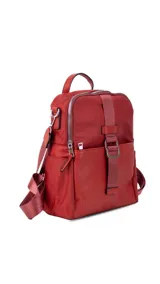 Mochila urbana de diseño combinado en tela impermeable y símil cuero, con compartimento principal con cierre, bolsillo frontal con solapa y hebilla decorativa, y bolsillos laterales. Incluye manija superior y correas ajustables.