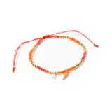 Pulsera de hilo rojo con cuentas doradas, naranjas y rojas, con dije de perla y dije de ala dorada.