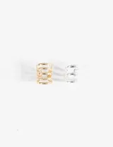 Set de dos earcuffs metálicos con diseño de vueltas superpuestas, uno en tono dorado y otro en tono plateado.