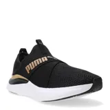 Championes de running Puma modelo Softride Harmony Slip, de diseño slip-on sin cordones. Presentan una capellada de malla técnica negra con una banda elástica cruzada sobre el empeine que incluye el logo de la marca en color dorado. Cuentan con una entresuela de espuma Softride blanca para mayor amortiguación y detalles en color dorado en el talón.