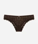 Bombacha tipo bikini de encaje rústico color marrón, con textura floral, cintura elástica y aplique colgante decorativo dorado.