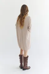 Bota de cuero negra de caña alta con herrajes plateados, hebillas y arnés.