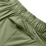 Short deportivo color verde oliva, con logo reflectivo en la pierna izquierda. Confeccionado con tejido elástico y tecnología NB DRY de secado rápido.