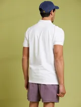 Remera polo salmón de corte regular, confeccionada en algodón. Presenta cuello clásico con botones y logo bordado en el pecho.