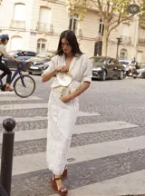 Pollera larga y recta de encaje blanco con diseño paisley, tajo en la parte posterior.