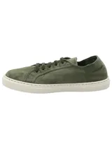 Championes de lona de algodón orgánico color verde militar, con suela y puntera de goma blanca, cordones al tono y detalle de etiqueta lateral de la marca RKF.