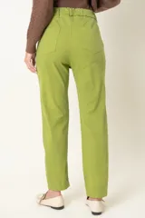 Pantalón de corte recto y tiro alto, color fucsia, con cintura elástica en la parte posterior, bolsillos laterales y cierre frontal.