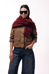 Campera corta color marrón, con cuello alto estructurado, cierre frontal y bolsillos delanteros con solapa. Presenta puños y cuello en tejido acanalado, con un diseño de corte recto y minimalista.