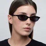 Gafas de sol ovaladas con montura fina color negro y lentes polarizadas negras.