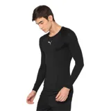 Remera deportiva negra de manga larga con cuello redondo y logo de Puma estampado en blanco en el pecho.