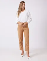 Pantalón sastrero slim negro de tiro alto, con pretina anatómica, pinzas verticales frontales y cierre oculto. Tiene bolsillos laterales inclinados y pinzas traseras para un ajuste favorecedor.