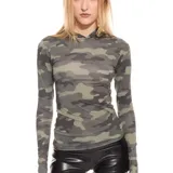 Remera manga larga con capucha, con estampado camuflado en tonos de verde y gris.