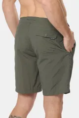 Bermuda de baño verde militar lisa, con bolsillos laterales y etiqueta con logo en la pierna.