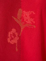Buzo de tejido de punto rojo con escote en V y ribetes en tono tostado, de manga larga y diseño holgado con diseño bicolor sutil.