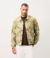 Campera trucker de Marfinno para hombre, con diseño de estampado floral en tejido jacquard texturizado de tonos verdes y beige. Presenta cuello camisero, cierre frontal de botones metálicos y bolsillos en el pecho.