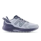 Championes New Balance 410 v7 para hombre, color gris claro con detalles en azul y suela de goma.